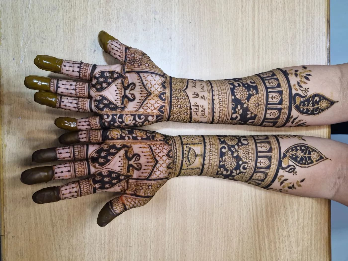 Traditional mhendi design from Gopi Mahendi Art studio Ahmedabad